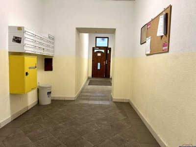 Sanierungsbedürftige Altbauwohnung in ruhiger Seitengasse – WG-tauglich, teilbares Wohnzimmer - Nähe U4 und U6