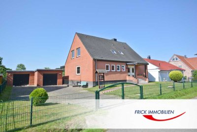 EFH / ZFH mit großem Garten und zwei Garagen in Wiesenrandlage