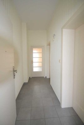 Stilvolle 2-Zimmer-Hochparterre-Altbauwohnung mit Einbauküche in zentraler Lage