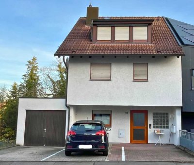 Gepflegtes Zweifamilienhaus in ruhiger, zentraler Wohnlage zum Verkauf. Eine Einheit leerstehend.