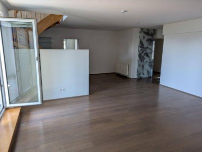 Großzügige Dachgeschoß-Maisonette mit Fernblick, 2 Loggias, Balkon und Sauna - Nähe U-Bahn U4.
