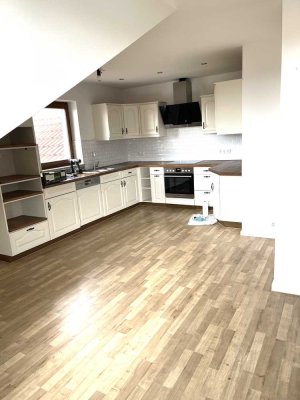 Helle  2-Zimmer-DG-Wohnung mit EBK in Rott