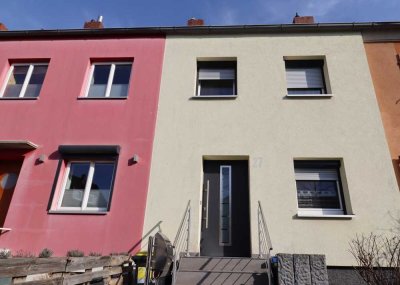 Saniertes RMH mit Keller und schönem Garten + für Singles u. Paare ++
