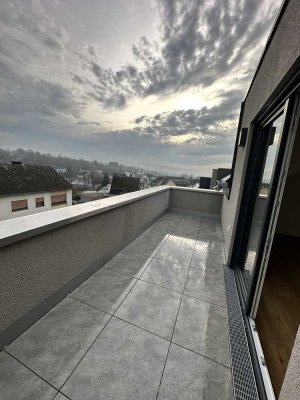 Schöne und neuwertige 2-Zimmer-Dachgeschosswohnung mit geh. Innenausstattung mit Balkon und EBK