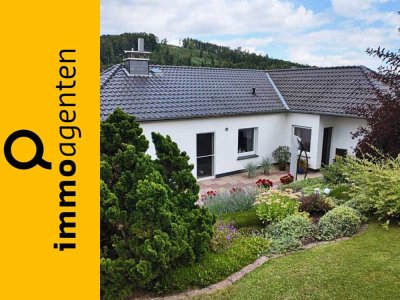 Gepflegtes Einfamilienhaus mit großem Grundstück und zwei Garagen in ruhiger Lage von Thal