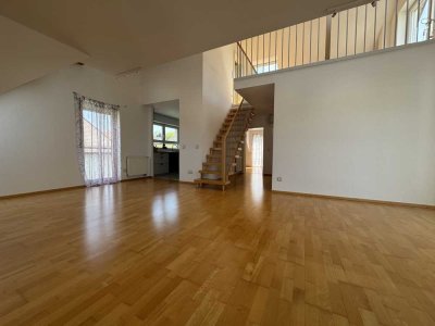 Wohnen über zwei Ebenen: 3,5-Zimmer-Maisonette mit Garage und großem Balkon im Herzen Brettens