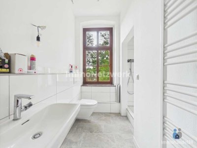 **66 m² große, sanierte Jugendstilwohnung mit Aufzug Balkon Stellplatz in historischer Villa**
