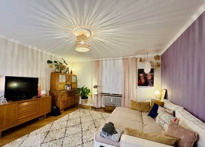 Teilmöblierte Altbauwohnung mit Balkon