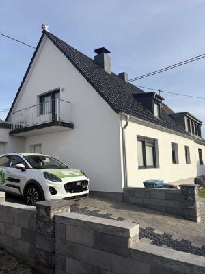 Moderne, kernsanierte Doppelhaushäfte mit neuem Anbau