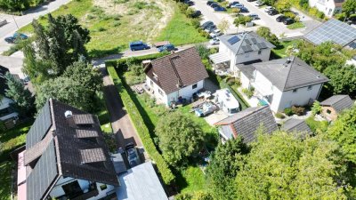 Kleines Einfamilienhaus mit Keller, Garage und Carport