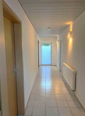 + + + Attraktive, top sanierte Einliegerwohnung – wohnen wie im eigenen Haus + +