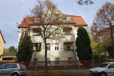 Lichtdurchflutete 2-Zimmer Wohnung (im 1. OG) in wunderschöner Villa