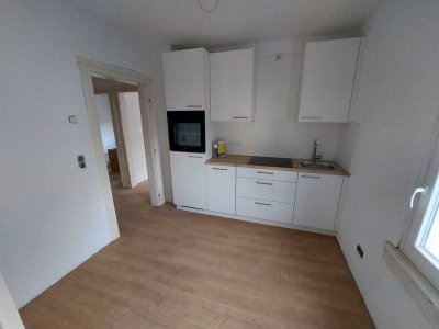 Erstbezug nach Sanierung mit Balkon: Geschmackvolle 3-Zimmer-Wohnung mit geh. Innenausstattung