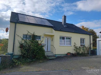 Charmantes Einfamilienhaus mit Einliegerwohnung und Doppelgarage in ruhiger Lage