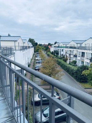 Schöne 2-Zimmer Dachgeschosswohnung mit großer Terrasse und Einbauküche