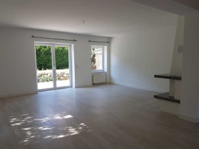 155 qm End-RH, 4 gr. Zimmer + ausgeb. Spitzboden, Kamin, Laminat, ruhige Lage