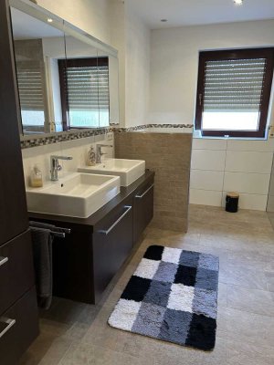 Sehr schöne möbilierte 4ZK2Bäder Wohnung mit Grundstück und Garage