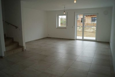 Moderne Doppelhaushälfte mit Garten & Carports – 125 m² Wohnkomfort zum Wohlfühlen