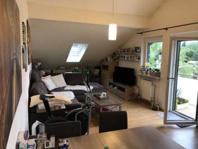 2 Zi. helles WZ m. offener Einbauküche, geräumiges SZ, Bad, Flur