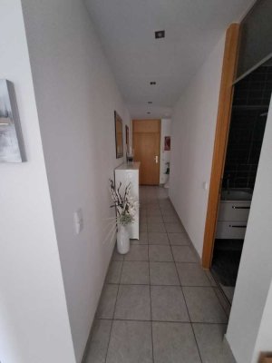 Schöne,  helle und große 3,5 Zimmer Wohnung mit Aufzug und 2 Balkonen