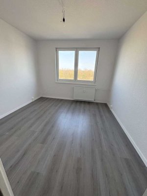 gut geschnittene 4-Raum-Dachgeschosswohnung mit Duschbad, Balkon und Keller