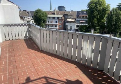 Frisch sanierte 4,5 Zimmer Altbauwohnung mit großem Balkon & Garage im Klinikviertel