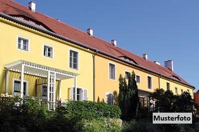 Zweifamilienhaus (Altbau, ca. 100 Jahre), Nebengebäude, Doppelcarport