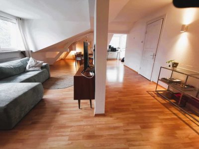Stilvolle Dachgeschosswohnung mit Loftcharakter in Altbauvilla