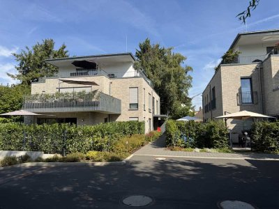 Geräumige, exklusive 6-Zimmer-Erdgeschosswohnung mit lux. Innenausstattung mit Balkon und EBK