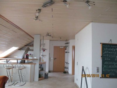 Große 2 Zi- DG Wohnung mit Balkon und EBK teilmöbliert in Riedstadt