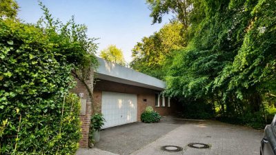 Architekten-Bungalow in Sackgassenendlage am Wald – Wohnen auf einer Ebene mit traumhaftem Garten