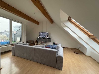 Lichtdurchflutete Dachgeschosswohnung mit Charme, Weitblick und hohem Wohnkomfort