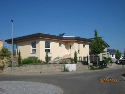 Moderner zweistöckiger Bungalow  mit sonnigem  Garten