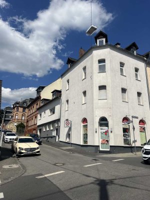 Kleines Haus  auf  3 Etagen / Balkon und Hof / Garage
