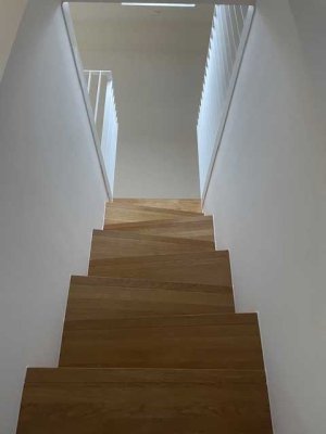 Lichtdurchflutete Dachgeschosswohnung mit zwei Zimmern und Empore