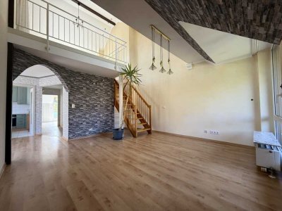 Wohnen auf zwei Ebenen: Helle Maisonette mit 2 Balkonen & großer Terrasse in der Weststadt!
