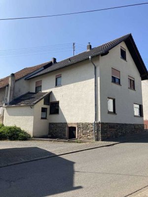 Top-Gelegenheit! Einfamilienhaus mit Scheune und großem Grundstück in Spall zu verkaufen!