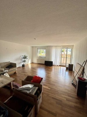 Modernisierte Wohnung mit drei Zimmern sowie Balkon und EBK in Düsseldorf