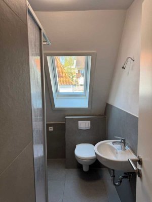 Moderne 3 ZKB Wohnung mit mod. Duschbad + Fenster** im Dachgeschoss
