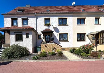 Charmantes Reihenmittelhaus mit Doppelgarage und zusätzlichen Bungalow – idyllischer Wohntraum in He