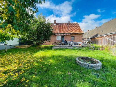 4-Zimmer-Einfamilienhaus mit Einfahrt, Einbauküche, Kamin, Terrasse und großem Garten