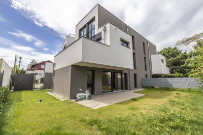 NEUWERTIG: Doppelhaushälfte mit Terrassen und Garten!