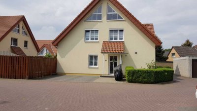 Freundliche und gepflegte 4-Raum-Doppelhaushälfte mit EBK in Sarstedt