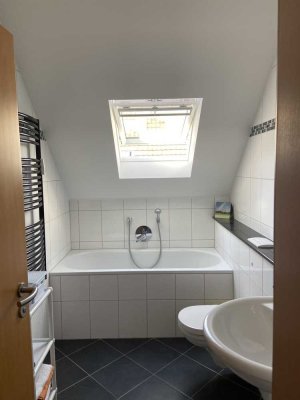 Modernisierte 2-Zimmer-Wohnung mit Balkon und neuer Einbauküche in Griesheim