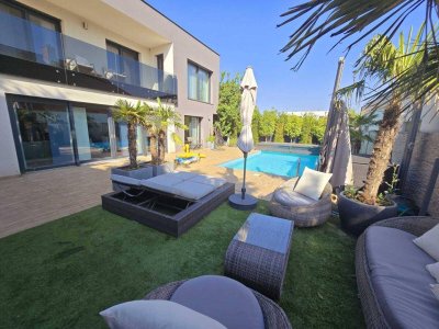 Traumhaft LUXURIÖS AUSGESSTATTETES SMART EFH in Leopoldsdorf: Wfl. 196m², 6 Zimmer, Balkon &amp; Terrasse! + PHOTOVOLTAIK ANLAGE mit STROMSPEICHER + beheizter POOL + GARAGE + GRILLPLATZ +