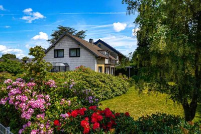 Charme der 50er-Jahre mit Potenzial: Großzügiges Haus in Toplage mit Garten und zwei Garagen