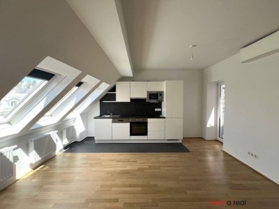 UNBEFRISTET - helle 2,5-Zimmer Dachgeschosswohnung mit Wohnküche, Schrankraum, 26 m2 Dachterrasse und Kellerabteil nahe Schönbrunn