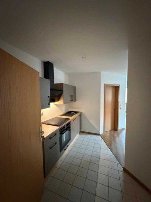 Moderne 2-Zimmer-Wohnung mit großem Balkon & neuer Küche in zentraler Lage von Bad Griesbach.