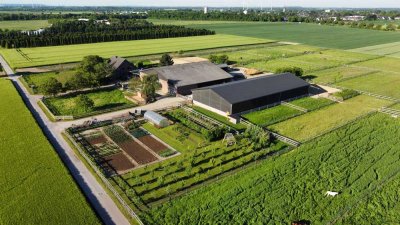 Aussiedlungshof/ Zweifamilienhaus-Zwischentrakt mit Hallen – Ihr Traum vom Landleben in Kaarst/Neuss