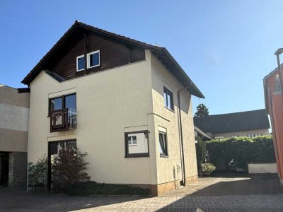 Tolle Alternative zur Wohnung! Lichtdurchflutetes EFH mit Terrasse, Stellplatz + Keller in zentraler